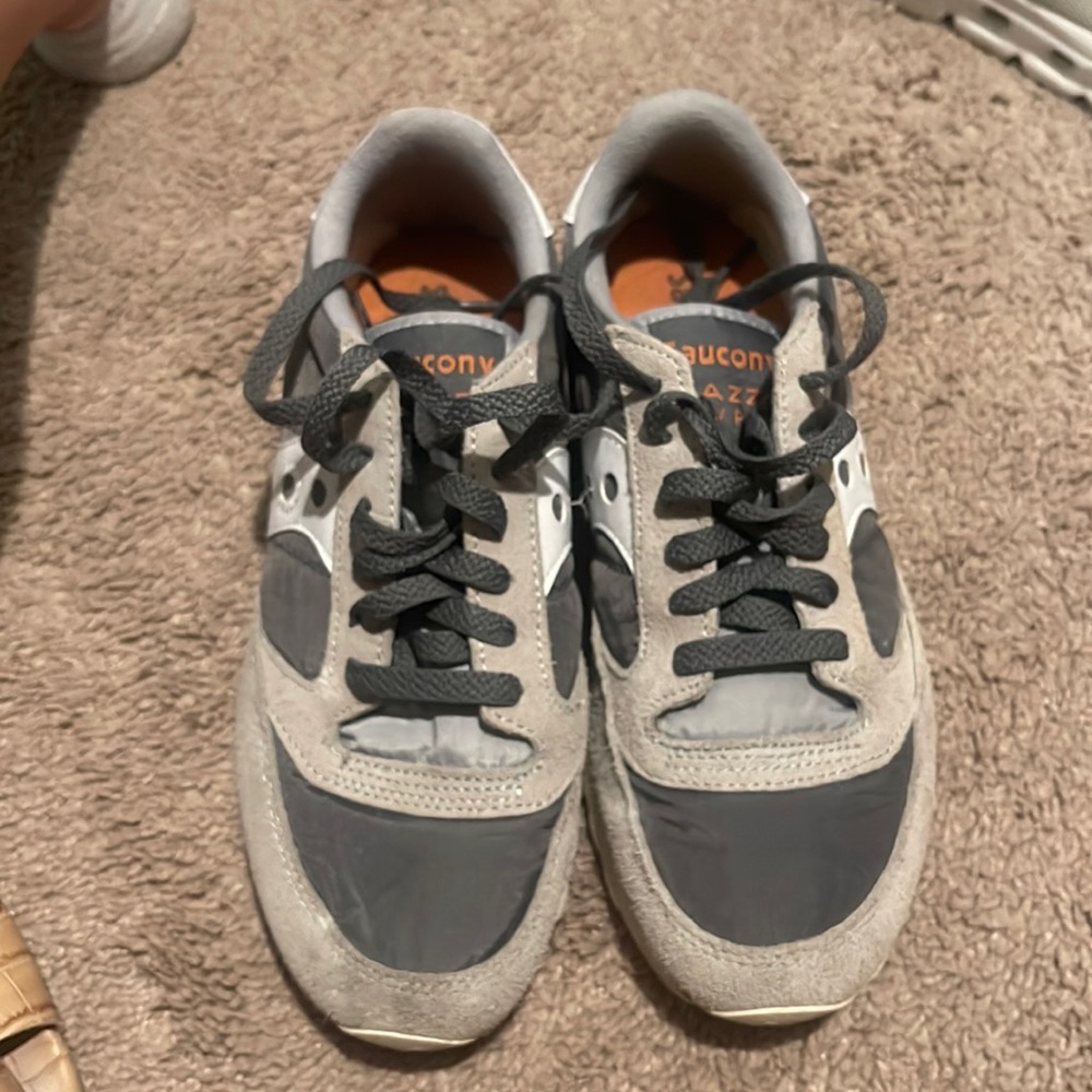 Saucony grey and white tennis shoe
